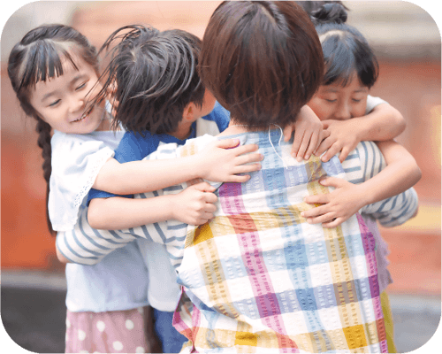 先生と園児が遊んでいる