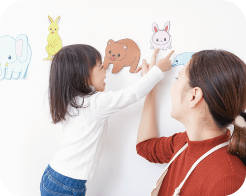 先生と園児が遊んでいる