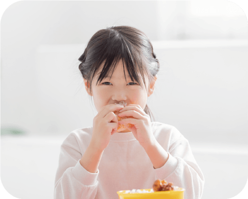 園児が給食を食べている